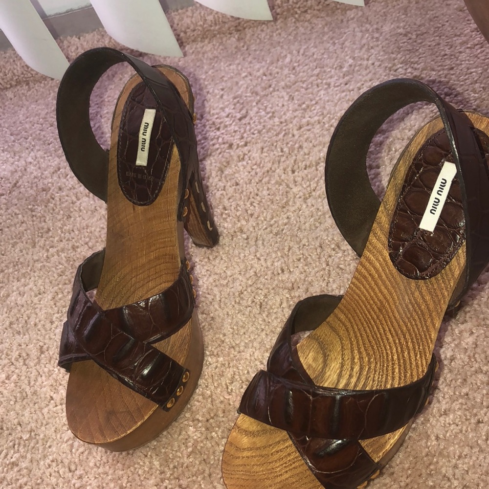 Brown leather crocodile print sandal